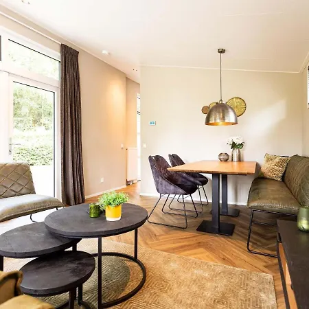 Chalet Beautiful With Sauna And Hot Tub, In A Park, Close To De Veluwe