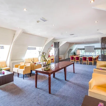 Beautiful With Sauna And Hot Tub, In A Park, Close To De Veluwe Lunteren